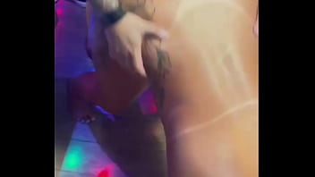 Amigo do corno dando um trato na esposa