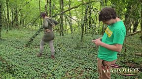 c’est l’automne : mon amant me baise le cul hard contre un arbre en foret avec gorge profonde et squirt