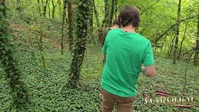 c’est l’automne : mon amant me baise le cul hard contre un arbre en foret avec gorge profonde et squirt