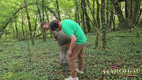 c’est l’automne : mon amant me baise le cul hard contre un arbre en foret avec gorge profonde et squirt