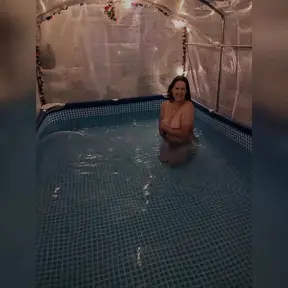 Skinny Dip: Slender babe dunks her head and bounces better than swimming pool