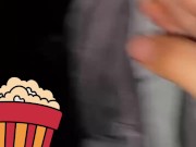 Mi amiga se rifo una Mamada en el Cine