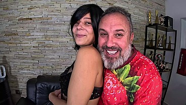 Depois de um tempo a novata vai se soltando e entra no ritmo da putaria Angela Diniz