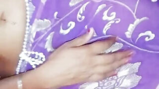 Servitoare asiatică amatoră face sex oral neglijent înainte de a fi futută în cur de un penis imens într-un video de casă