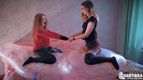 Q671 Two gitls on two SA36 balloons - 480p