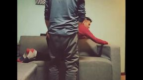 Saboreando la verga de mi macho en el sof&aacute_.