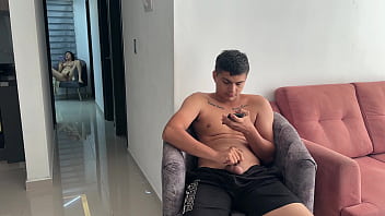Mientras me masturbo veo que mi sexi latina hermanastra tambien lo hace, asi que decido porponerle follar duro con mi enorme verga por su indio apretado culo hasta tragarse toda mi rica leche.