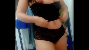 Enteada percebe que o padrasto est&aacute_ filmando e faz surpresa. Rebola bem gostoso vai novinha japa safada