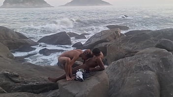 Putos transando na praia no Rio de janeiro aos olhos de curiosos .