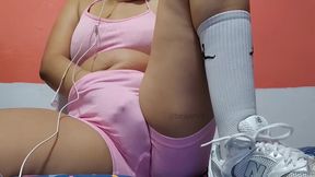 Hot gym babe jacks it to a creamy climax