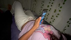 hijastra pequena se queda en la cama de su padrastro y en la noche esto pasa: todo quedo grabado [version completa]