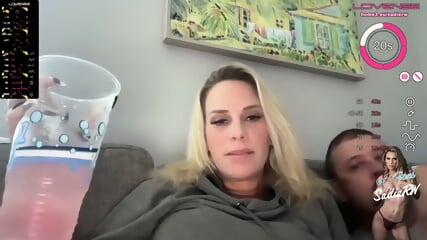 A Mulher Adulta Brincalhona Tira O Espartilho De Cetim E Cavalga Um Dildo Grosso Sobre A Cama Macia Durante Um Encontro Escondido