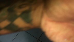 novinho pegou a novinha no colo e ela comecou a pular na pica. se gozou todinha