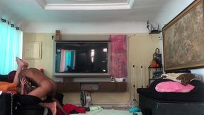 novinho pegou a novinha no colo e ela comecou a pular na pica. se gozou todinha