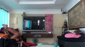 novinho pegou a novinha no colo e ela comecou a pular na pica. se gozou todinha