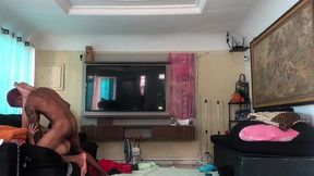 novinho pegou a novinha no colo e ela comecou a pular na pica. se gozou todinha