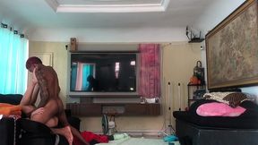 novinho pegou a novinha no colo e ela comecou a pular na pica. se gozou todinha