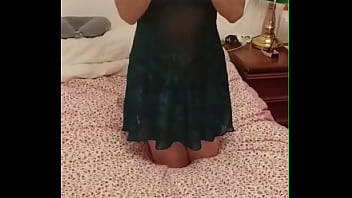 Cogiendo a lo bestia a mi suegra mientras mi novia duerme y la lleno de semen