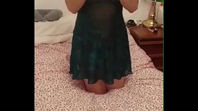 Cogiendo a lo bestia a mi suegra mientras mi novia duerme y la lleno de semen