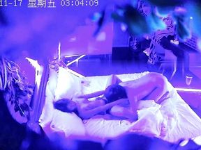 11-17新酒店偷拍！超美甜美女神，骨感身材！男友插进去就大喊-好大啊，塞满了，里边停一会！搞半天才进去