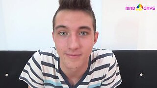 Niñato guapísimo con cipotón y huevazos llenos de leche