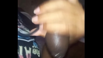 Una mamada r&aacute_pida en el ba&ntilde_o abandonado