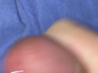 botando mi leche espesa en la cama