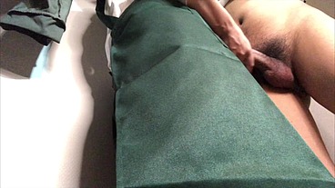 【人妻】クローゼットの中でス◯バ店員人妻が店長にハメられてイキまくる。