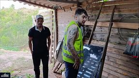 O PATR&Atilde_O E O  EMPREGADO                                            O empregado finaliza sua tarefa e o seu patr&atilde_o fica cheio de tez&atilde_o ao v&ecirc_ lo todo suado