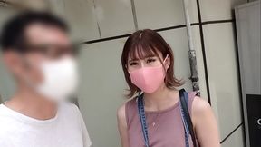 ハメ撮り　おじさんと新宿デートからのラブホでハメ撮りセックス。車の中で得意のフェラを披露し、口内射精。ホテルについたら裸オーバーオールで誘惑からのバックで連続ピストン。