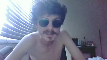 Lendo uma reportagem do jornalista Renan Honorato (semi-nu)