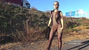 me godant ma petite chatte infidele dans la voiture le long de l autoroute