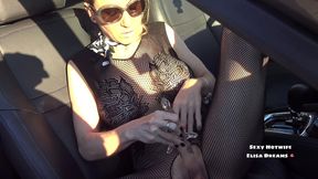 me godant ma petite chatte infidele dans la voiture le long de l autoroute