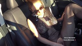 me godant ma petite chatte infidele dans la voiture le long de l autoroute