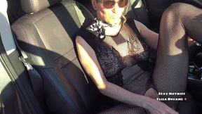 me godant ma petite chatte infidele dans la voiture le long de l autoroute