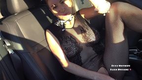 me godant ma petite chatte infidele dans la voiture le long de l autoroute