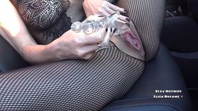 me godant ma petite chatte infidele dans la voiture le long de l autoroute