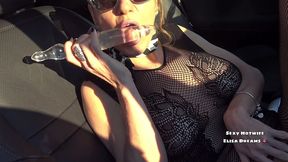 me godant ma petite chatte infidele dans la voiture le long de l autoroute