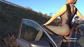 me godant ma petite chatte infidele dans la voiture le long de l autoroute