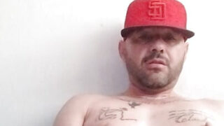 Honění a striptýz zábava, zatímco sólová dívka sleduje masturbující gaye, jak se jim análně šuká