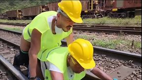 OS OPERARIOS PEGARAM PESADO NA HORA DO ALMO&Ccedil_O FUDERAN O COLEGA PASSIVO E DERAM MUITO LEITE DE SOBREMESA (TEASER)