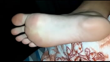 Novinha mostrando as solas/ pezinhos