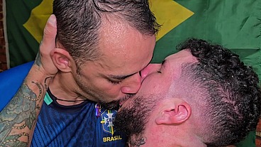 Trepando com os colegas durante transmissão do jogo de futebol da Seleção brasileira. - 04