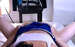Sexy porrista de mi escuela no se resiste y termina follando intenso hasta tener un orgasmo