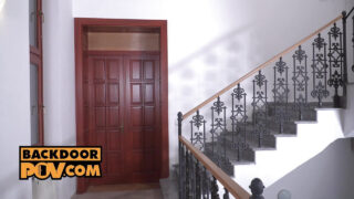 Sasha Sparrow thực hiện màn oral sex vụng về từ góc nhìn POV trước khi quan hệ tình dục qua đường hậu môn