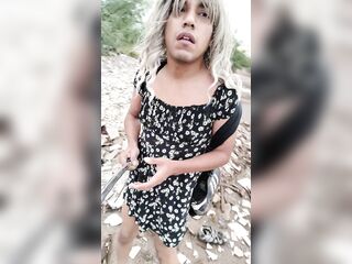 linda trans con sandalias nuevas muy caliente sale a caminar busca un pene grande y grueso