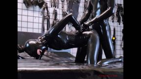 Latex doggystyle pussy destroyed in full black latex v149