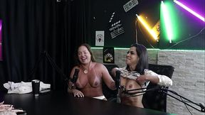 Duas morenas tiram a roupa mostrando os lindos peitos no jogo das perguntas - Francis Simas e Thay Carioca (WATCH ON: SHEER/RED)