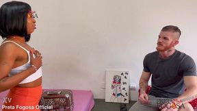 fiquei sozinho em casa minha tia saiu e deixou minha prima comigo vive-la de toalha e nao resisti fiquei de pau duro