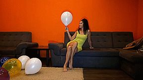 The girls joking and popping Full HD